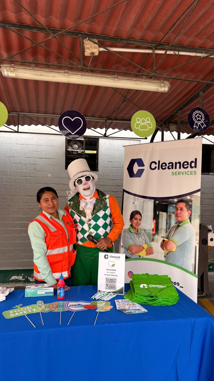Personaje caracterizado y colaboradora de Cleaned Services en el stand de la feria de inocuidad en Ransa